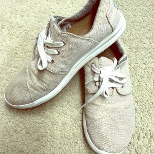 Toms shimmery sneaker 👟  EUC 👌🎻✨🌹💫👏🏆